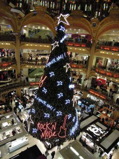 — Sapin de Noël dans un des magasins des Galeries Lafayette - Paris —