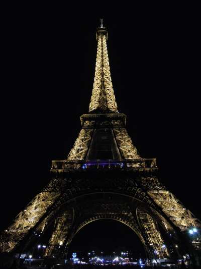 — Tour Eiffel vue depuis le Champ de Mars — Paris —