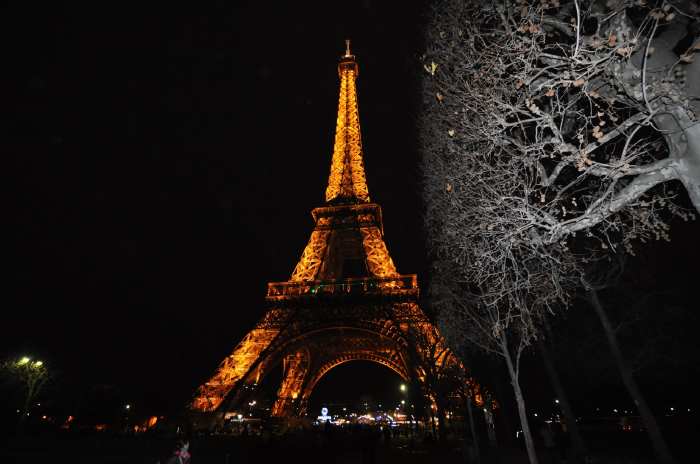 — Tour Eiffel vue depuis le Champ de Mars — Paris —