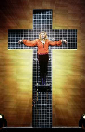 Madonna parodiant la crucifixion