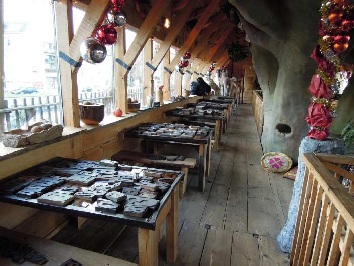 — Jeux pour enfants sur le pont supérieur à bord de l'arche de Noé sur le Rhin — Cologne —