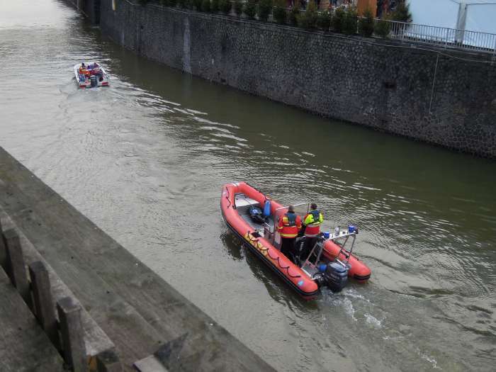 — Sauveteurs et gardes fluviaux en veille près de l'arche de Noé sur le Rhin — Cologne —