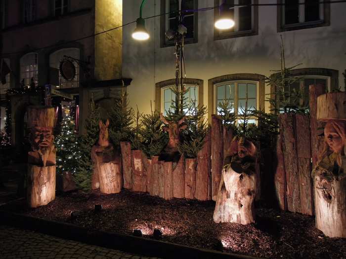 — Crèche élaborée à partir de troncs d'arbres - Marche de Noël - Altermarkt - Cologne —