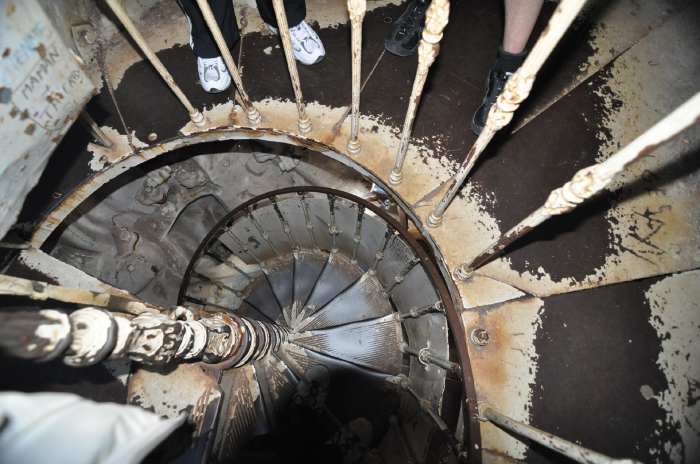 — Escalier en colimaçon à l'intérieur de la statue de "Notre Dame de France", "La Vierge" du Puy en Velay —