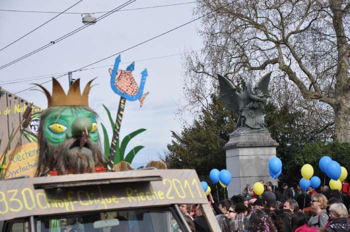 — Neptune/Poséidon et basilic en arrière plan - Défilé du Carnaval au Wettstionbrücke - Bâle/Basel —