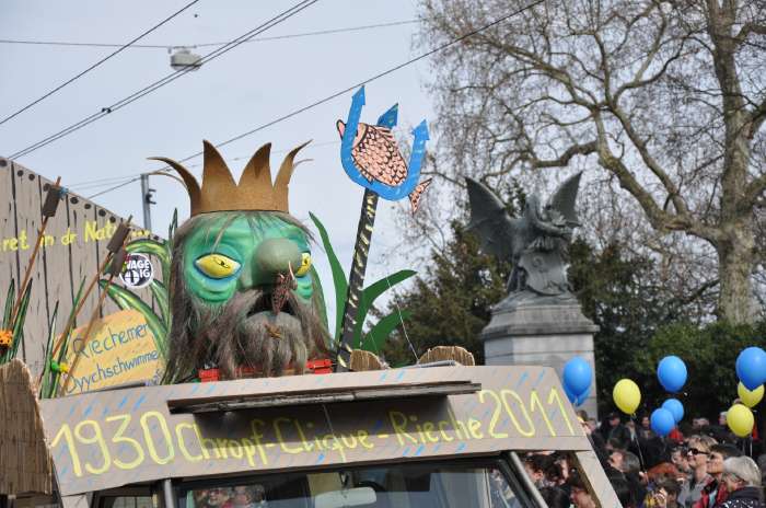 — Neptune/Poséidon et basilic en arrière plan - Défilé du Carnaval au Wettstionbrücke - Bâle/Basel —