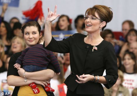Sarah Palin et son salut cornu