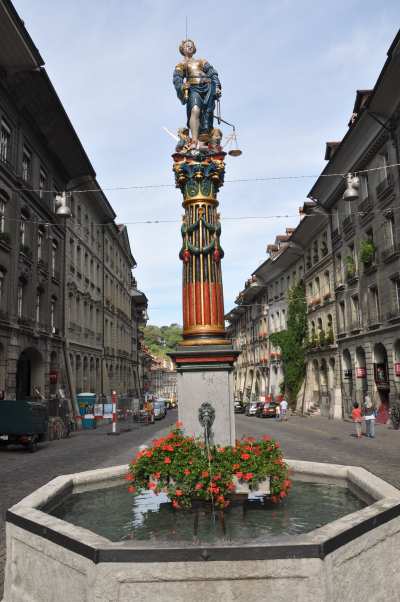 — Fontaine de la Justice/Concorde (Gerechtigkeitsbrunnen) par Hans Gieng en 1543 - Kramgasse - Berne —