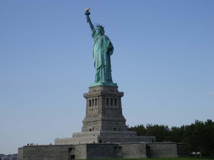 — Statue de la Liberté dans la rade du port de New York —