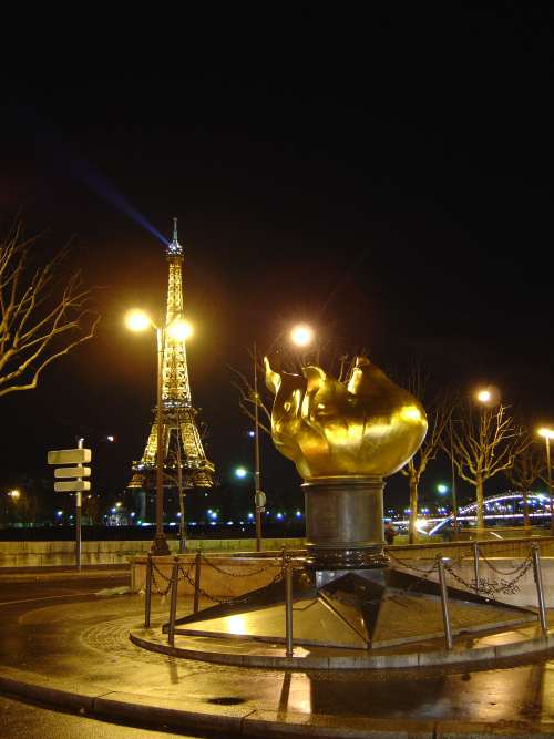 — Flamme du pont de l'Alma avec la tour Eiffel en arrière-plan - Tunnel de l'Alma - Paris —