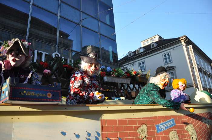 — Waggis distribuant des oranges au cours du Carnaval de Bâle - Bâle —