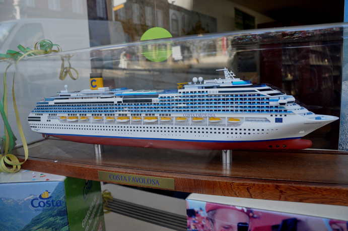 — Maquette du Costa Favolosa — Vitrine d'agence voyage - Bâle —