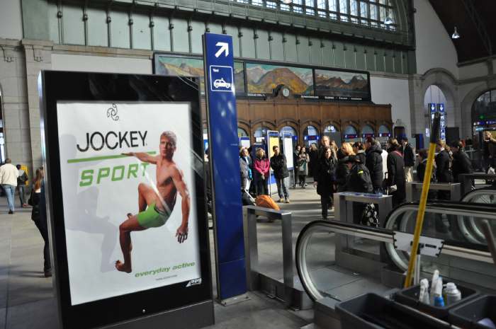— Panneau publicitaire en gare de Bâle — Bâle —