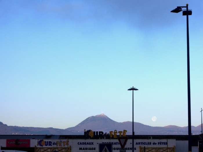 — Silhouette matinale du Puy de Dôme — Clermont-Ferrand —