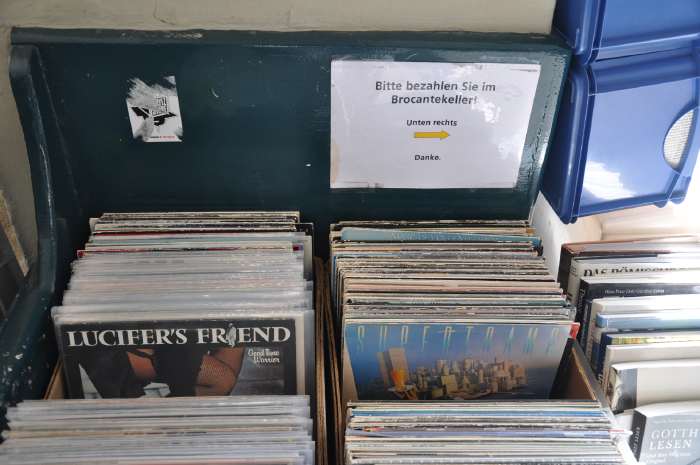 — Etal de brocanteur sous les arcades - Berne —