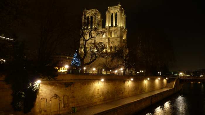 — Cathédrale Notre-Dame de Paris vue depuis les quais St Michel — Paris —