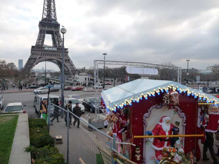 — Tour Eiffel vue depuis le marché de Noël sur la Place du Trocadero — Paris —