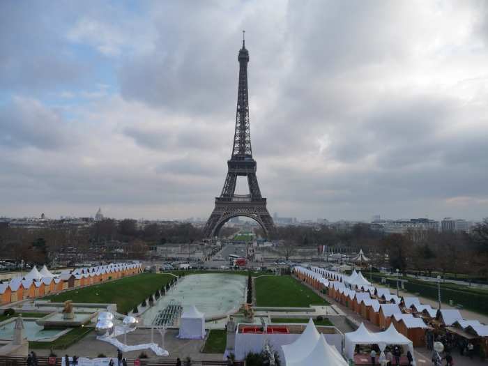 — Tour Eiffel vue depuis le marché de Noël sur la Place du Trocadero — Paris —