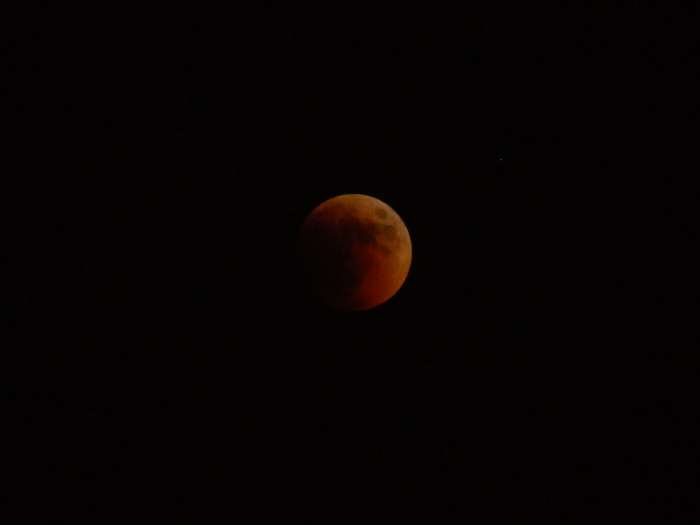 — Lune en cours d'éclipse totale — Jérusalem —