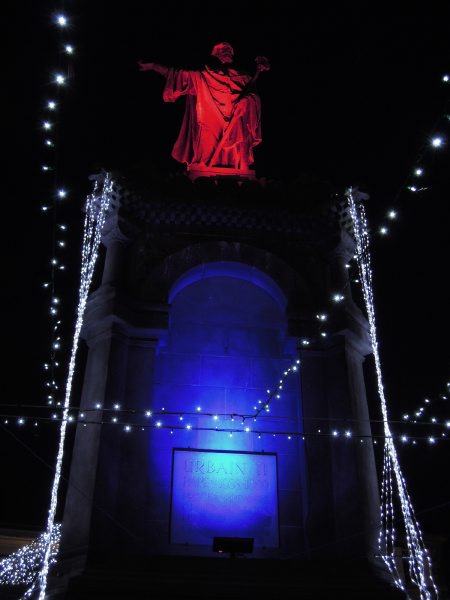 — Statue du pape Urbain II prêchant la croisade sur la place de la Cathédrale Notre Dame de l'Assomption - Clermont-Fd —