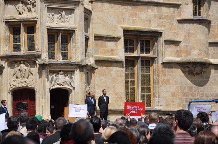 — Discours de F. Hollande devant le palais Ducal - Place de la République à Nevers —