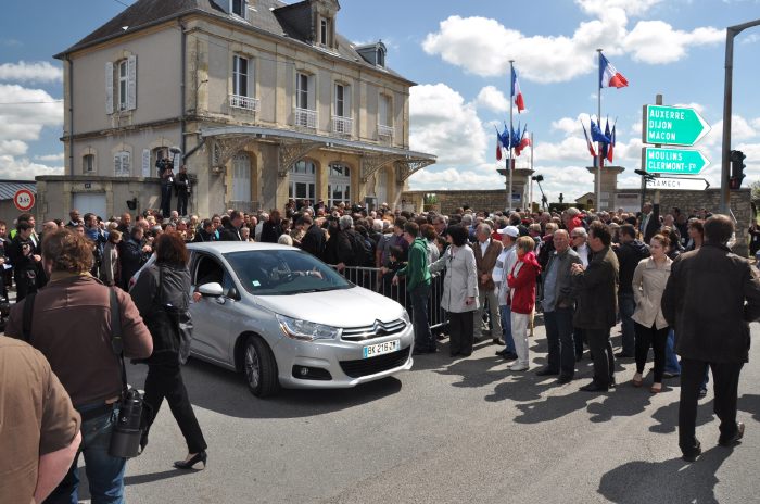 — Cortège de F. Hollande: sortie du cimetière Jean-Gautherin - Nevers —