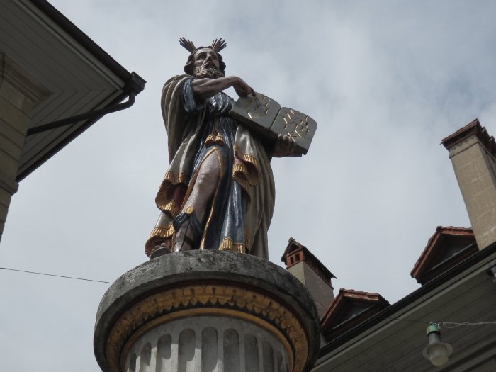 — Statue de Moïse sur la place de la cathédrale — Bern/Berne (Suisse) —