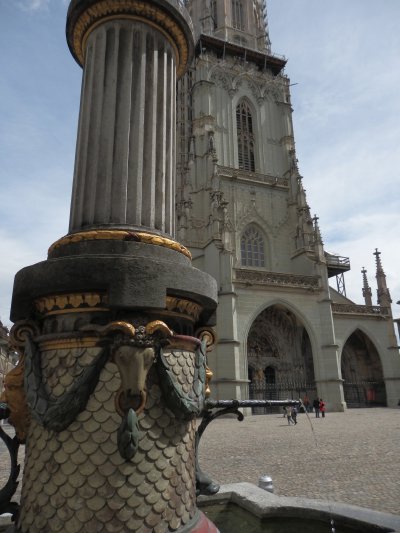 — Base de la statue de Moïse sur la place de la cathédrale — Bern/Berne (Suisse) —