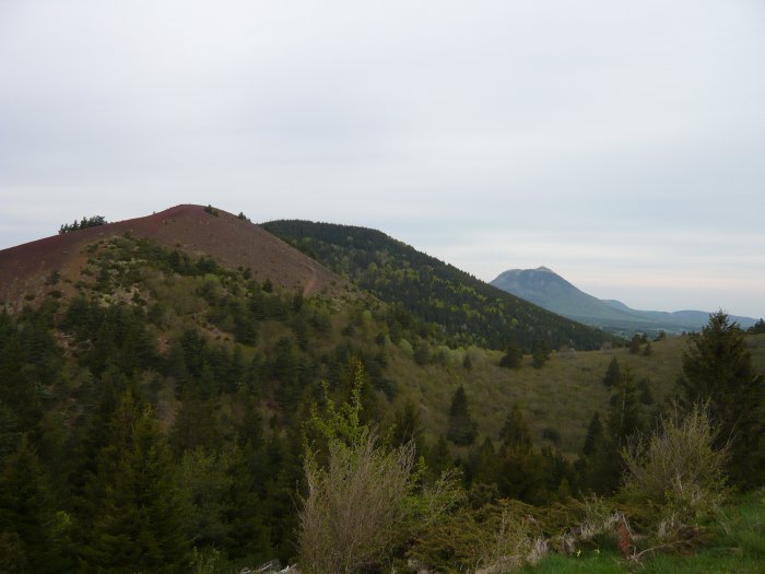 — Le Puy de Dôme au loin, vu depuis le cratère du Puy de Lassolas —