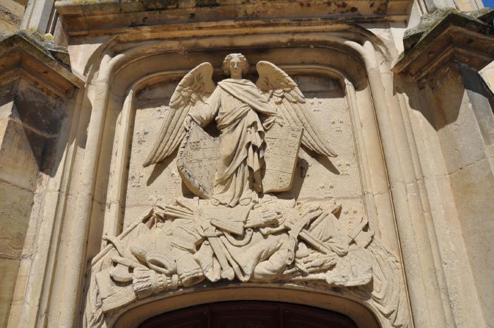 — Détail d'un bas relief sur la façade du palais Ducal - Place de la République à Nevers —