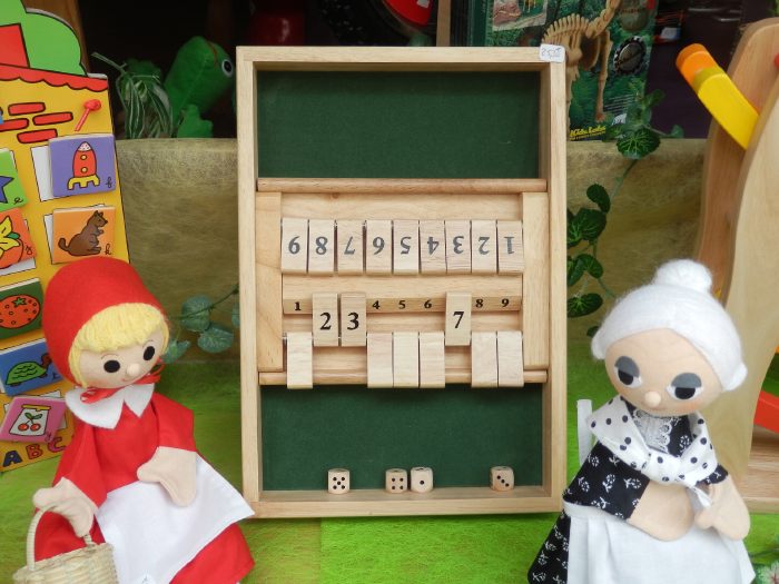 — Jeux et jouets en bois en vitrine — 