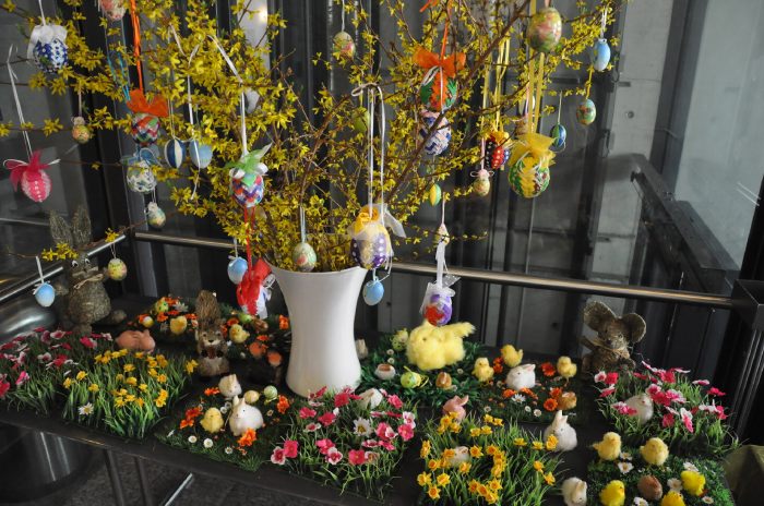 Œufs et lapins à profusion dans le hall d'une église Evangélique...