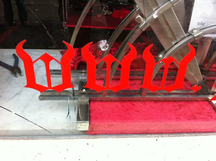 "WWW" dans une vitrine Gothique Bernoise