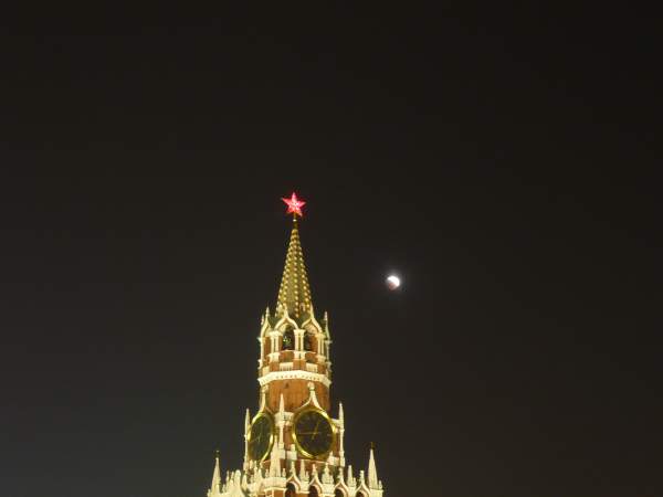 Eclipse de lune partielle sur la tour Spasskaïa sur la Place Rouge