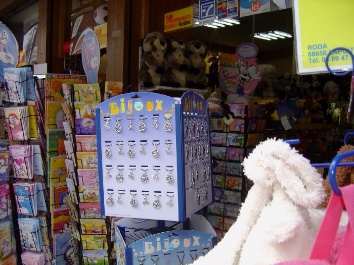 présentoir de triskelles dans une boutique de Lourdes