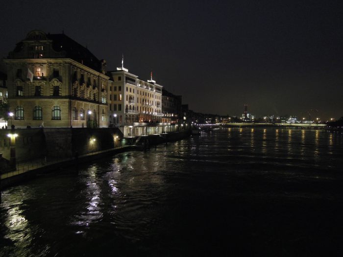 — Hôtel les trois rois vu depuis le Mittlere Brücke - Bâle/Basel —