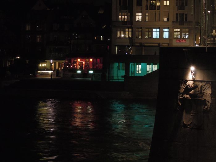 Gros-Plan sur un basilic sculpté sur une pile du Mittlere Brücke sur le Rhin - Bâle/Basel