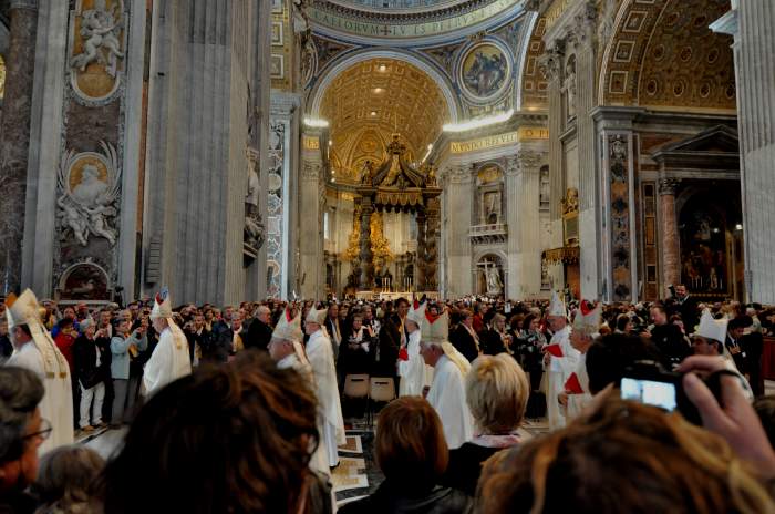 — Sortie de Messe à la Basilique St Pierre - Rome —