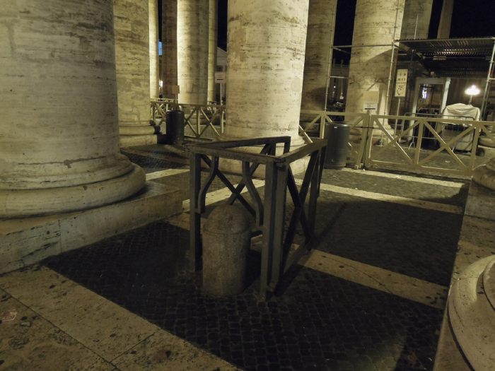 Passage d'accés ouvert à la Basilique St Pierre - Rome