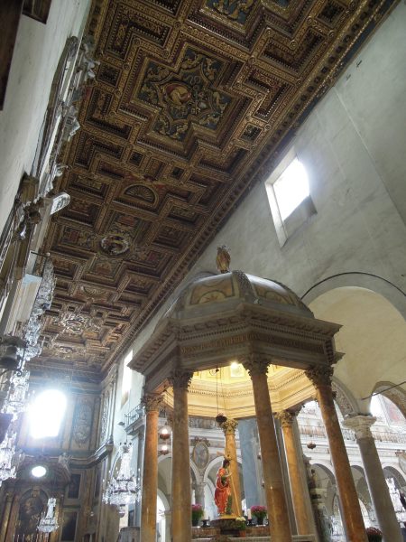 Dragon volant dans une moulure du plafond à caissons de l'église Santa Maria in Aracoeli - Rome