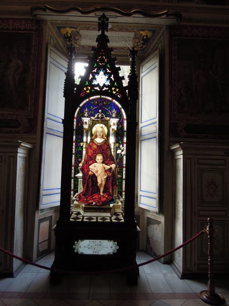 — Vitrail "Vierge à l'enfant" au Musée du Vatican - Rome —