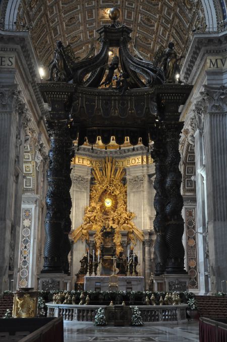 Vue sur le baldaquin du Bernin, qui surmonte le maître-autel dans le chœur de la basilique Saint-Pierre - Rome