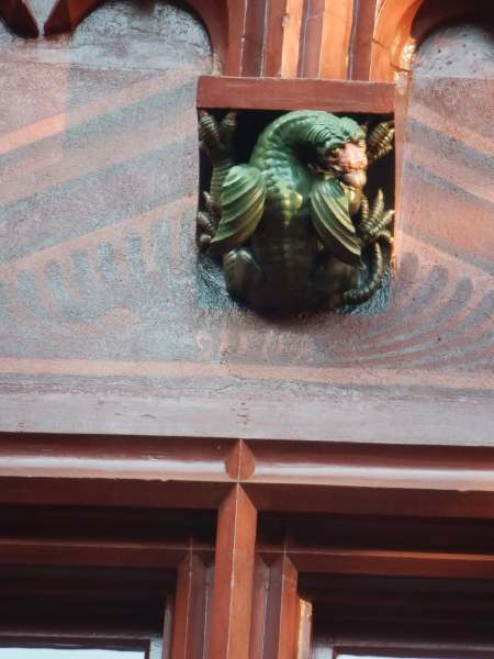 Basilic sur le bord d'une frise de mur de la cour intérieure du Rathaus - Bâle/Basel