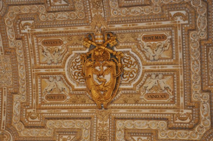 Dragon volant dans une moulure du plafond de la Basilique St Pierre - Rome