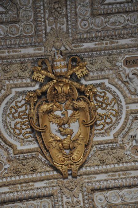 Dragon volant dans une moulure du plafond de la Basilique St Pierre