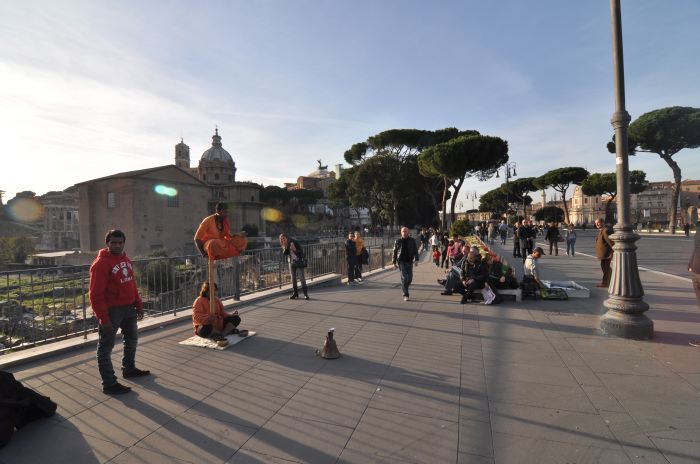 Saltinbanque en lévitation avec ses comparses devant le Forum - Rome