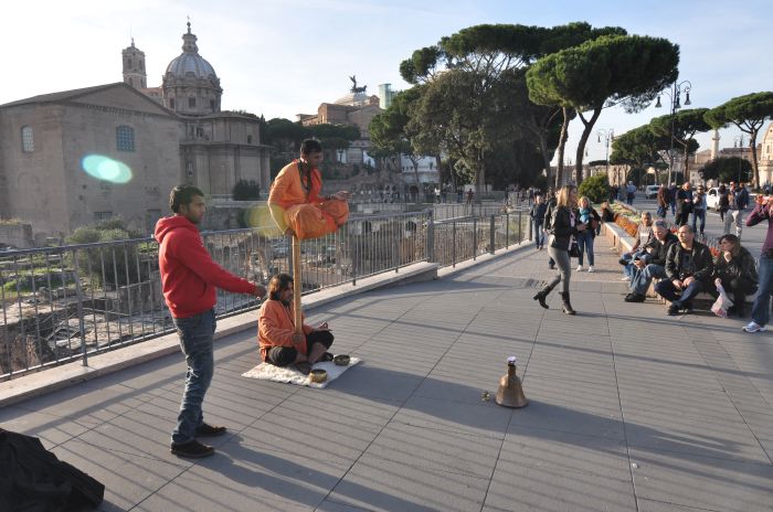 Saltinbanque en lévitation avec ses comparses devant le Forum - Rome