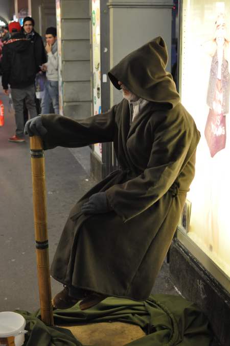 Pseudo moine en pseudo lévitation sur la Marktgasse - Berne