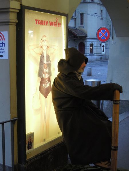 Pseudo moine en pseudo lévitation sur la Marktgasse - Berne