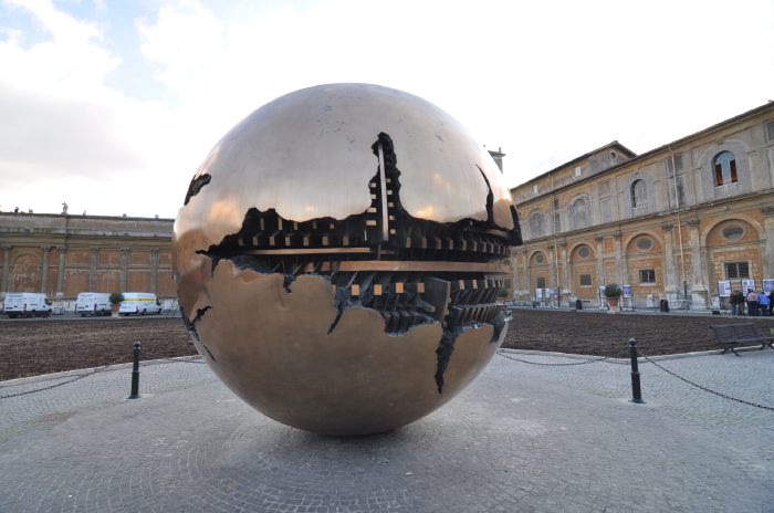 LA SPHÈRE EN BRONZE QUI TOURNE AUTOUR DE LA SPHÈRE, D’ARNOLDO POMODORO, CITÉ DU VATICAN